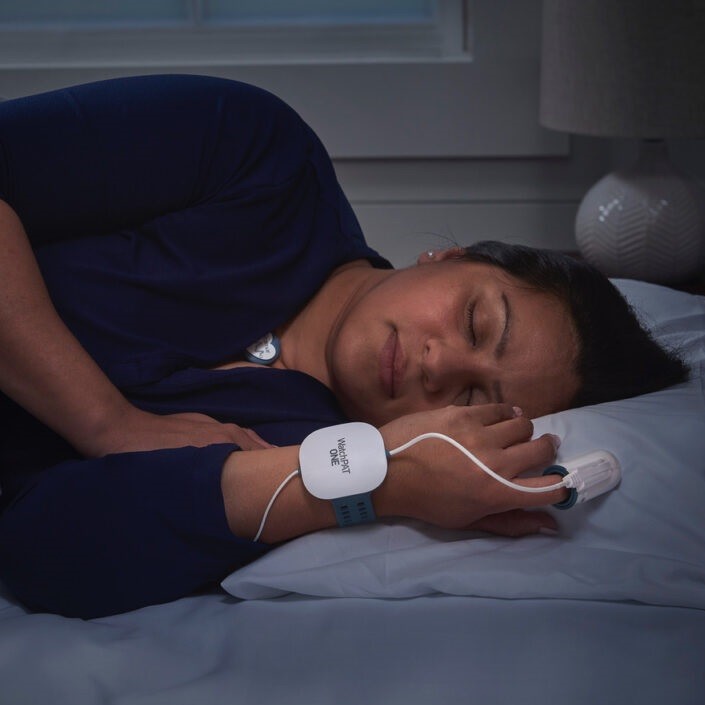 Een nachtje blijven in het ziekenhuis voor onderzoek naar slaapstoornissen hoeft vaak niet meer. De meeste onderzoeken vinden tegenwoordig thuis plaats, in eigen bed. antoniusziekenhuis.nl/nieuwsoverzich… #dagvandeslaap