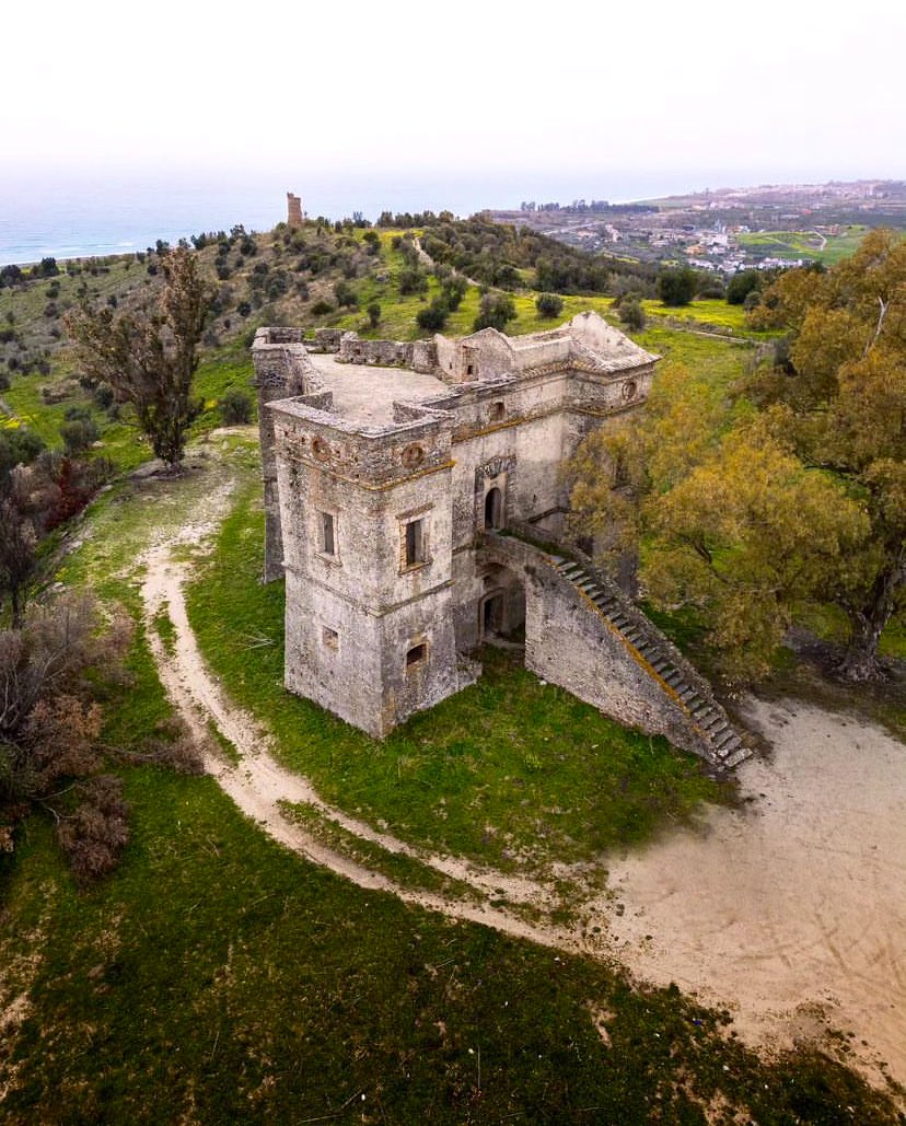 Il castello di San Fili, o casino di San Fili, si trova nel comune di Stignano, nella città metropolitana di Reggio Calabria, in Calabria. #15Marzo #Viaggi #Calabria #Travel #SouthItaly