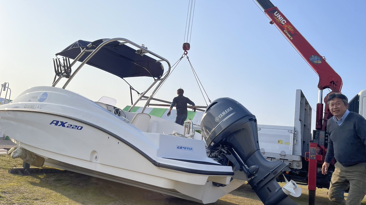 HiroshimaMinato's tweet photo. 陸に展示されるボート🚣
これが吊られてセットされる様子凄かった(*´ω`*)
#YAMAHA #ボート #ax220 https://t.co/bWkIdjM2VR