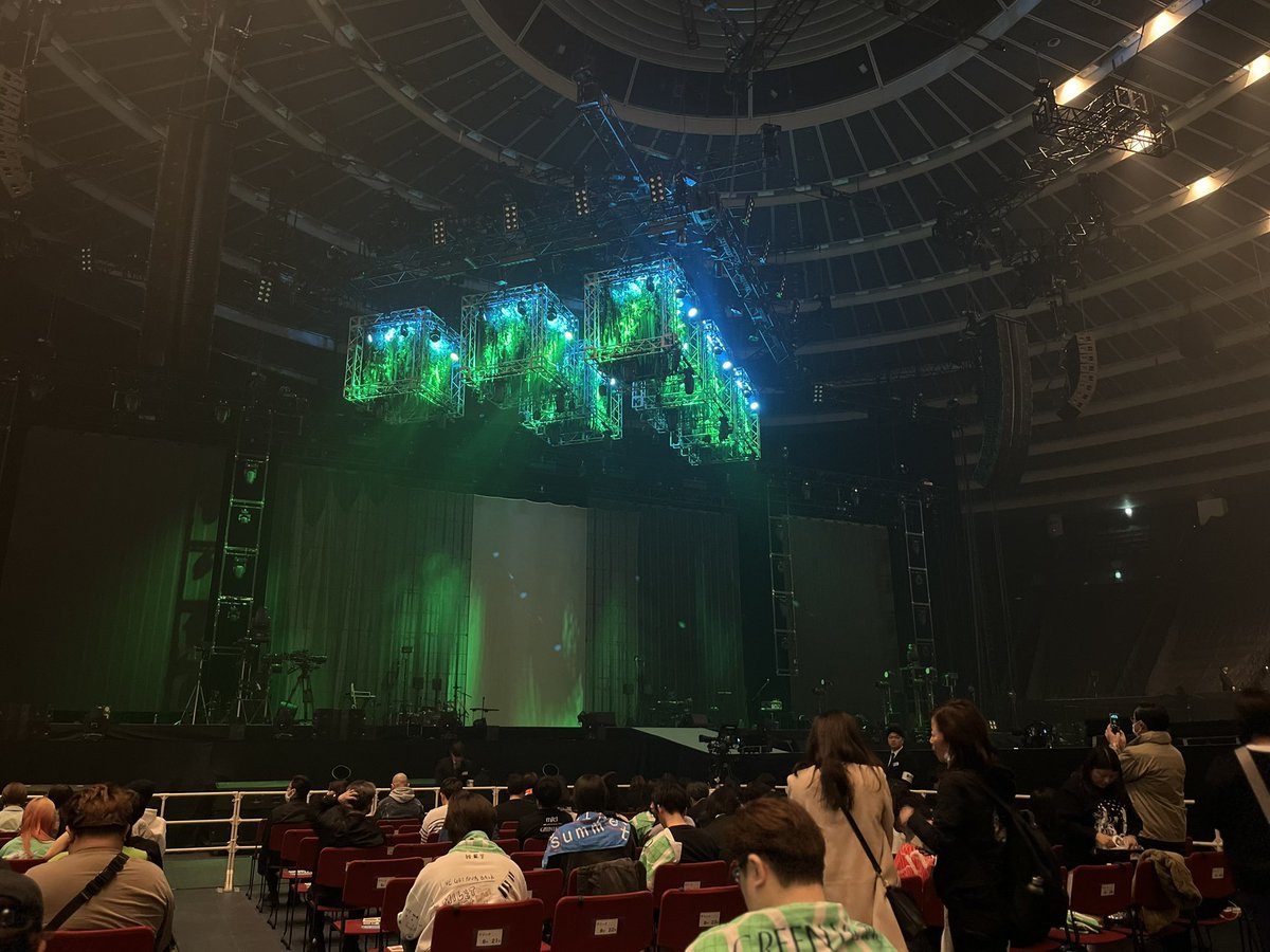 sonot3764's tweet photo. 武道館はなぜかスタンドだったけど、今回は無事アリーナに座れた😌
花道も近いし楽しみ😊
#milet_GREENLIGHTS https://t.co/BUk8AKRfm9