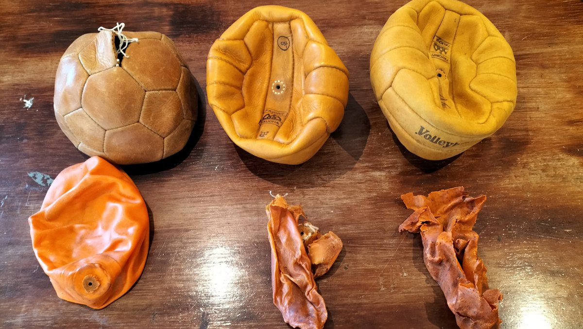 Balservice's tweet photo. Drie ouderwetse volleyballen uit de DDR. https://t.co/hWbU8bSCLd