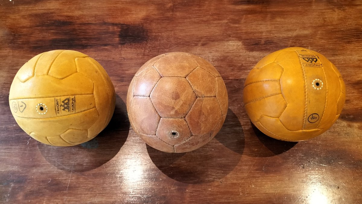 Balservice's tweet photo. Drie ouderwetse volleyballen uit de DDR. https://t.co/hWbU8bSCLd
