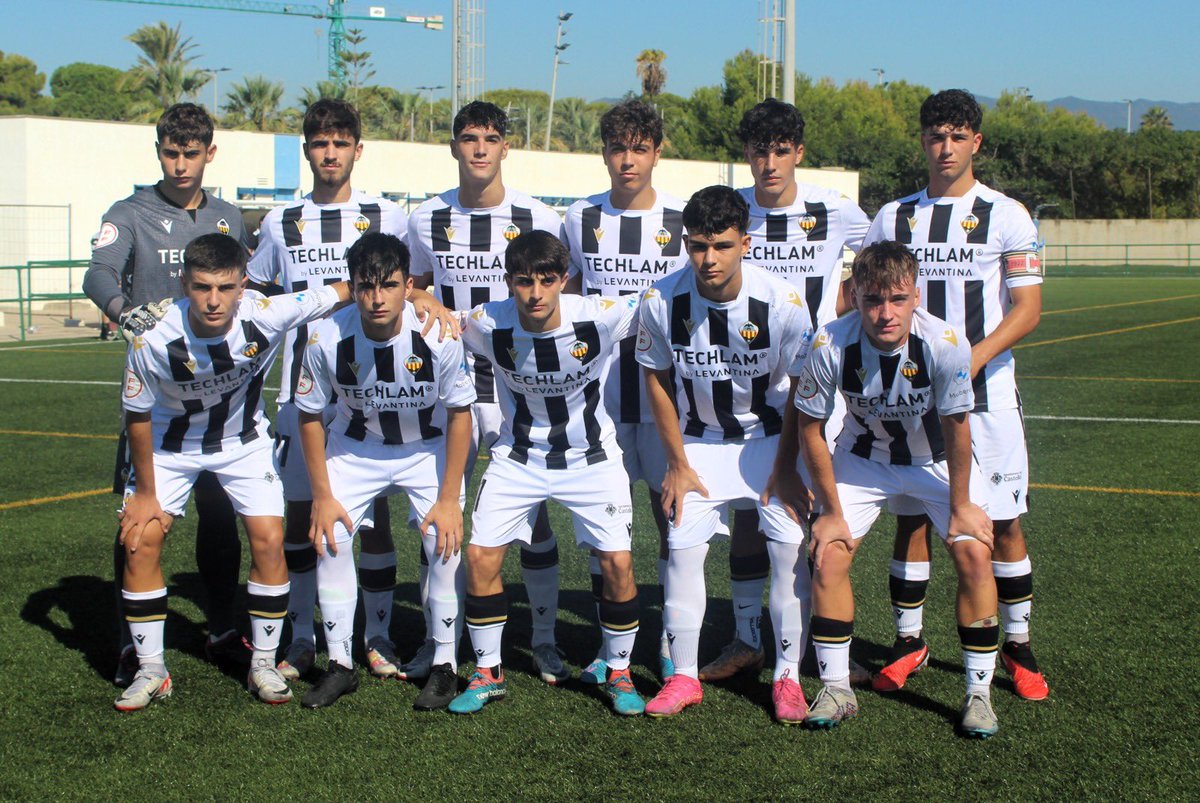 Hoy es el día equipo. Juntos a por el +3!! 🤍🖤