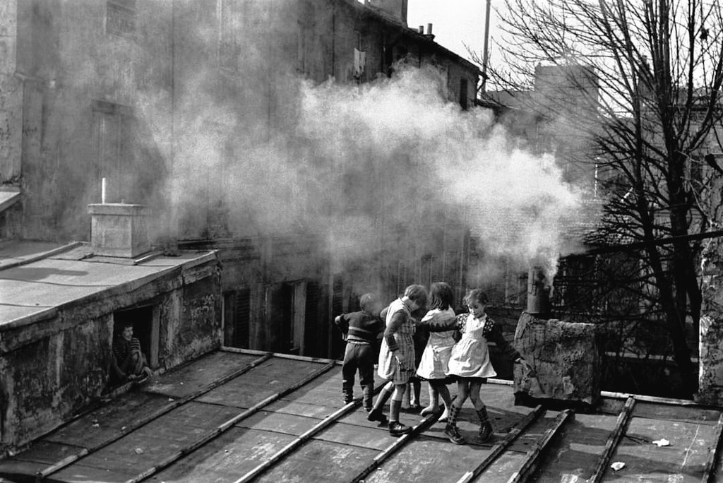 Édouard Boubat. Enfants s'amusant sur les toits 1952. Paris Ménilmontant