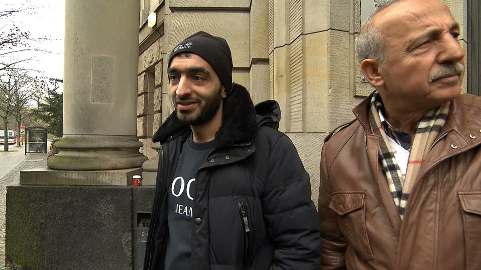 Nach <a href="/spiegeltv/">SPIEGEL TV</a> Informationen wurde heute Khalil El Zein (li) abgeschoben. Er war beim Überfall auf das KaDeWe dabei und wurde später als "Falscher Polizist" veruteilt. In dem Verfahren nahmen die Gangster einer Rentnerin in Bayern Schmuck ab. Eine der ergaunerten Ketten brachte