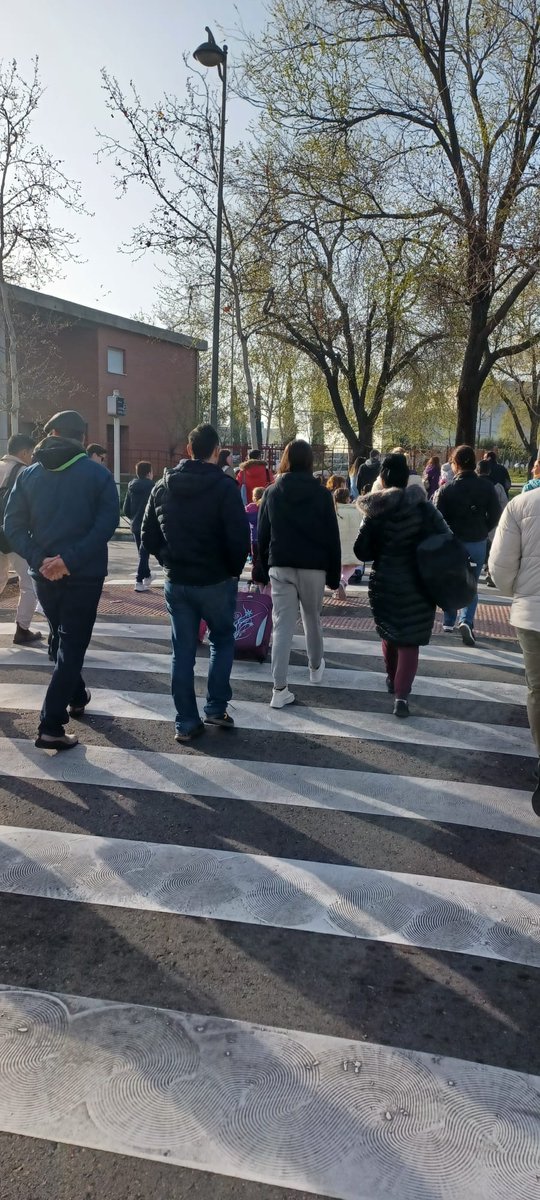 <a href="/AytoLeganes/">Ayuntamiento de Leganés</a> <a href="/IdiazAyuso/">Isabel Díaz Ayuso</a> <a href="/ComunidadMadrid/">Comunidad de Madrid</a> Pues entre esa inversión nos podéis poner el semáforo que tanto estamos esperando en el Andrés Segovia, en la av Lengua Española. Que con la señal a mitad de calle poco hacen caso los coches.
Ayer tuvimos que pasar en procesión para dejar a nuestros hijos para una excursión