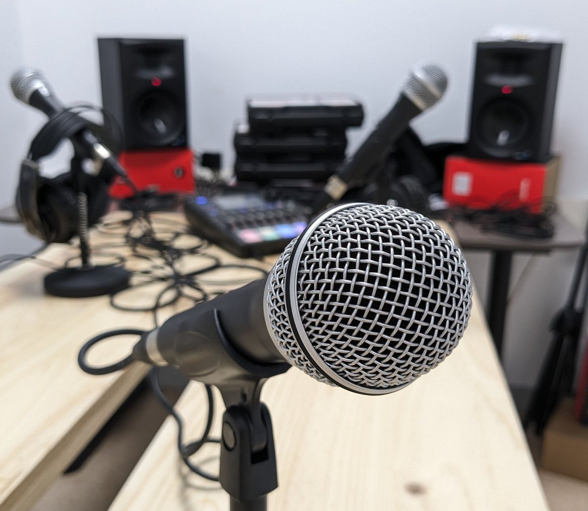 Aquesta setmana s'ha inaugurat l'estudi de ràdio #Noubarris <a href="/Comunalitat9B/">CU9B - Comunalitat 9 Barris BCN</a> 📣

I es va inaugurar amb una formació sobre el disseny de pòdcast de la mà de <a href="/EfrainFoglia/">Efraín Foglia</a> i <a href="/GinebraVall/">Ginebra</a> de la @xrcbcn ! 🙋

On?📍Obrador Digital 9B

#ràdiocomunalitat9b #escolaXRCB #pòdcast #XRCB