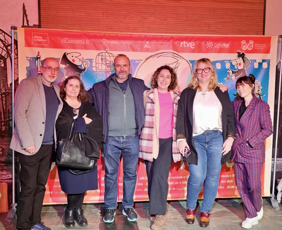 Un photocall muy rebelde. <a href="/miguel_olid/">Miguel Olid Suero</a> ha sacado un documental imprescindible. Todo el mundo a verlo ya. #summerselrebelde <a href="/summersrebelde/">Documental: SUMMERS El REBELDE</a>
