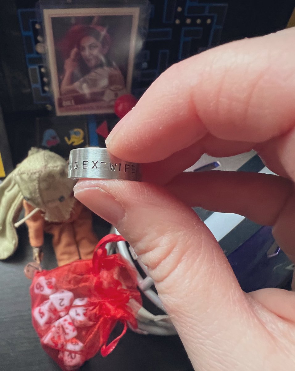 Finally took a pic but they don’t do it justice 😭 but still v happy to have another Reneé ring from <a href="/MatterOfTimeCo/">MatterOfTimeRings</a> 👏🏻