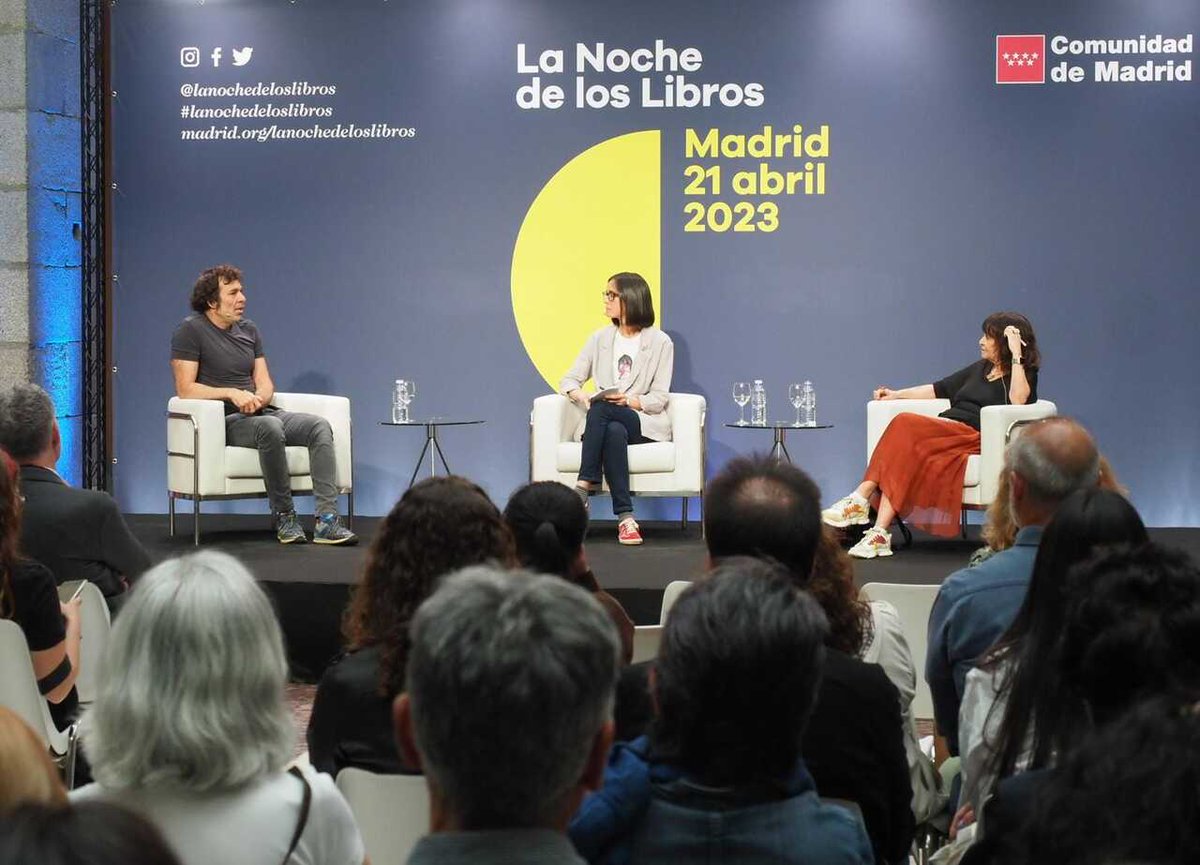 Libro_MAD's tweet photo. 🌗 En #LaNochedelosLibros te resultará sencillo encontrar algún plan que llame tu atención. 

📚 En su pasada edición condensó en una jornada 600 actividades en 150 instituciones, 100 librerías y 130 bibliotecas de toda la Comunidad de Madrid. ¡Te esperamos el 19 de abril! https://t.co/trBE9BE62d