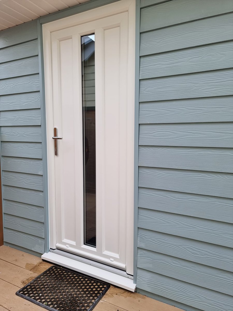 GlazingVillage's tweet photo. Sometimes White is all you need!
This is the Valencia 1 Door Design.
Finished in smooth white.
What a great colour contrast.
Another Excellent Installation from the Daylight Installations Team.
Find your perfect door now at:
https://t.co/hkbgu2oXFz https://t.co/LRnhzhAc02