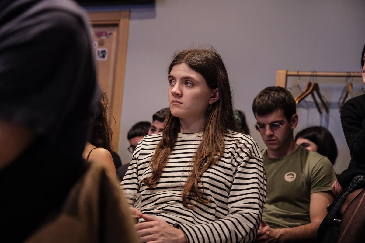 Atzo Irati topalekua gaztez bete genuen "Gazteontzat" proposamen politikoaren aurkezpenean. 

Sinetsarazi nahi izan digutenaren kontra egungo egoera aldatzeko unea da. Gazteontzako bizitza duinak!

#ArriskuanGaude