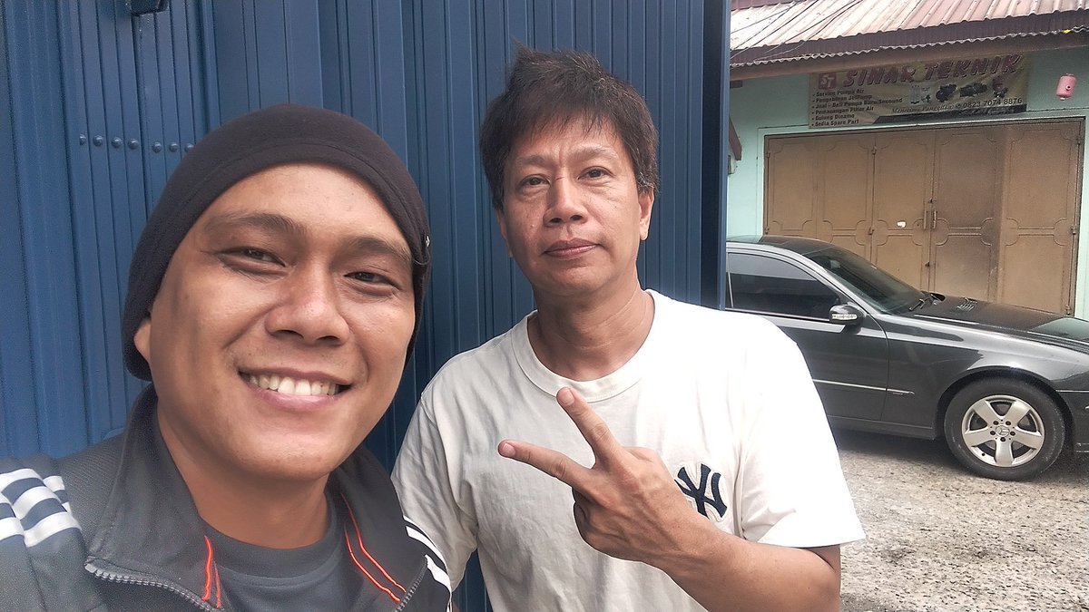 Henry_Rumz's tweet photo. Bersama Drummer &amp; Bassis Favorite sekaligus guru, perjumpaan yg tak diduga" (Rumah Duka kak nova putong)
Hormat selalu ko @amoscahyadi &amp; bang Karaben
.
.
#respect #musician #drummer #bassis #music #teacher #humble #student https://t.co/HSjQXdlE9y