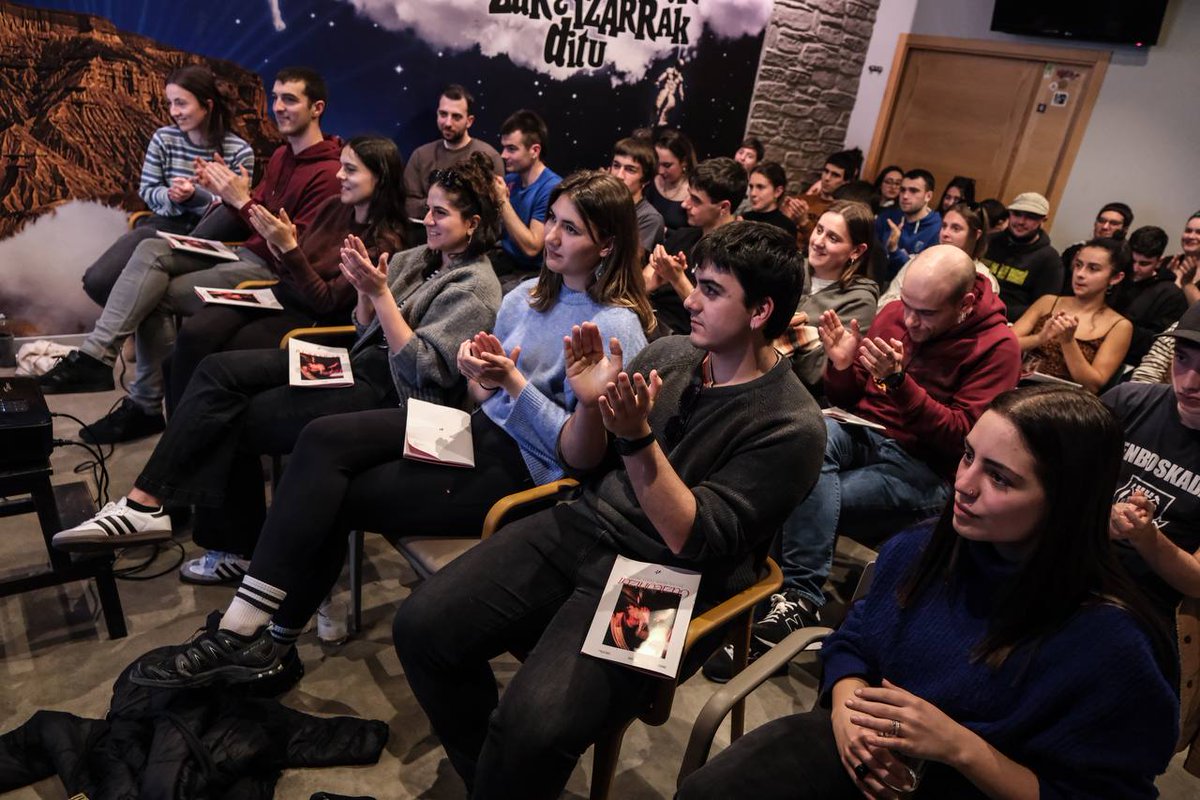 Atzo Irati topalekua gaztez lepo bete genuen “Gazteontzat” proposamen politikoa eta bailarako dinamika politiko propioaren aurkezpenean.

Sinetsarazi nahi izan digutenaren kontra egungo egoera aldatzeko unea da. Gazteontzako bizitza duinak!
#gazteontzat