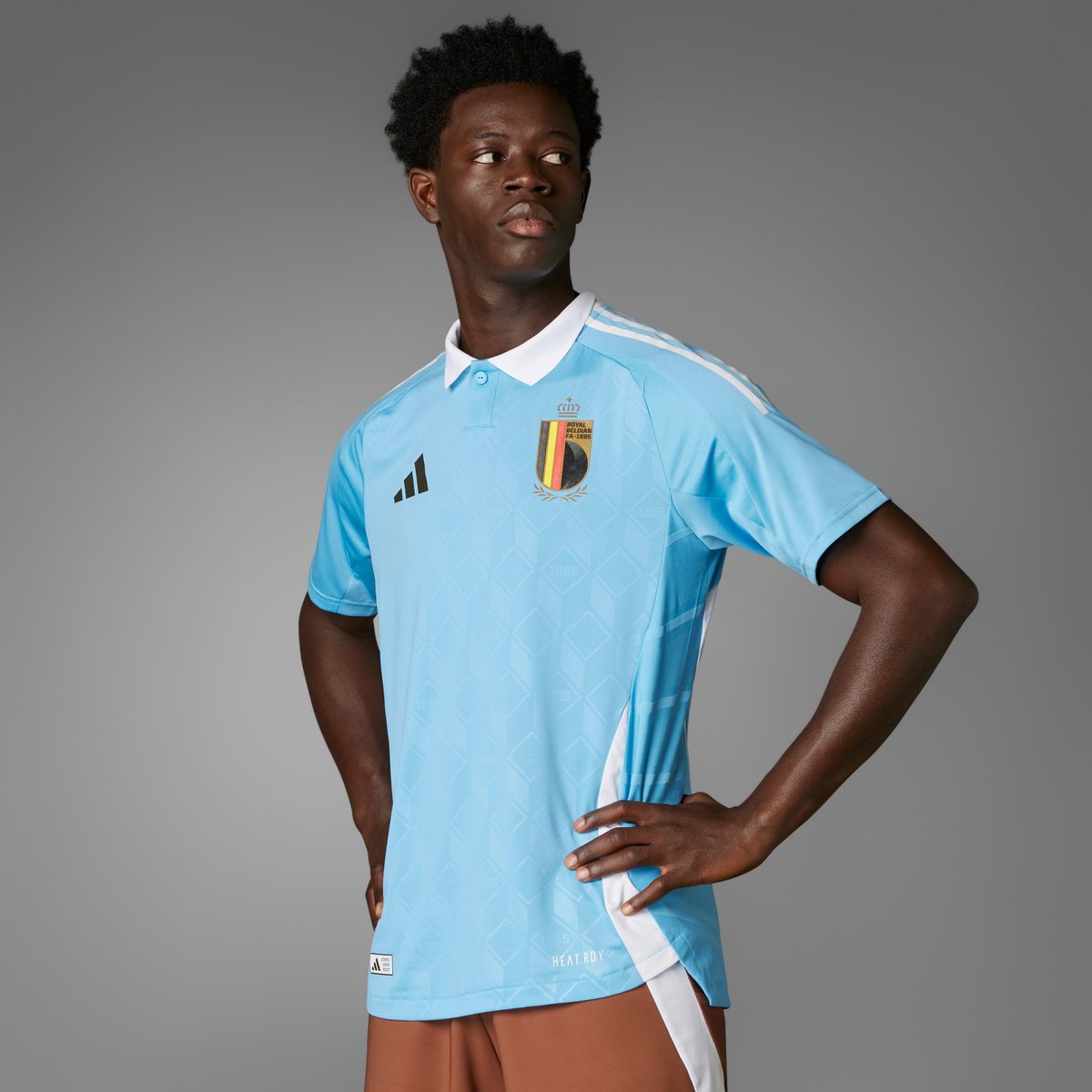 LGranell's tweet photo. Adidas i la selecció de futbol de Bèlgica han col·laborat per fer l'equipació de l'Eurocopa 2024 inspirada en Tintin i no puc estar més a favor d'aquesta meravella 🇧🇪 https://t.co/B8Nq5MhmSH