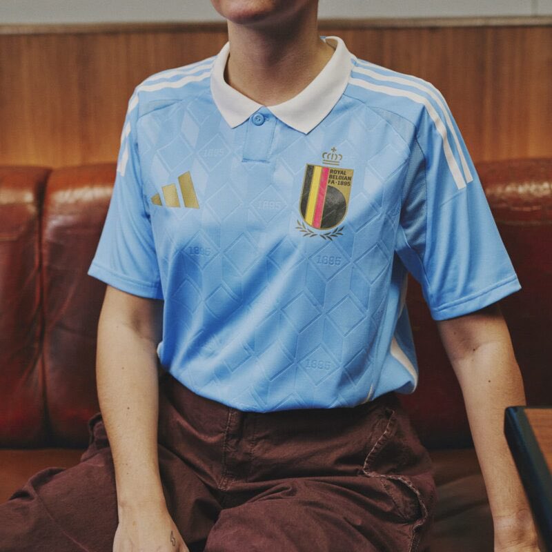 LGranell's tweet photo. Adidas i la selecció de futbol de Bèlgica han col·laborat per fer l'equipació de l'Eurocopa 2024 inspirada en Tintin i no puc estar més a favor d'aquesta meravella 🇧🇪 https://t.co/B8Nq5MhmSH