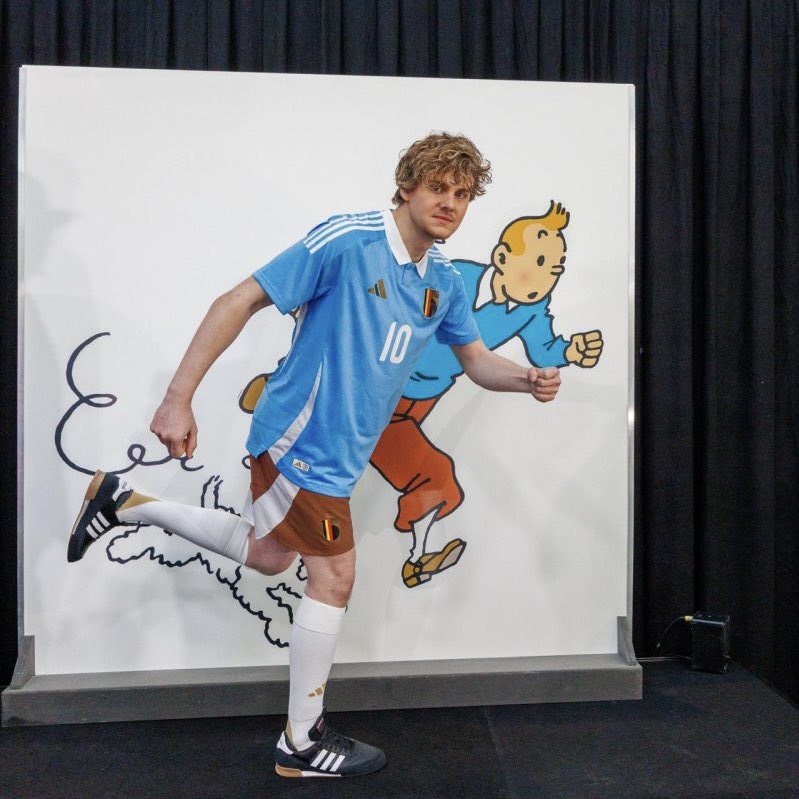 LGranell's tweet photo. Adidas i la selecció de futbol de Bèlgica han col·laborat per fer l'equipació de l'Eurocopa 2024 inspirada en Tintin i no puc estar més a favor d'aquesta meravella 🇧🇪 https://t.co/B8Nq5MhmSH