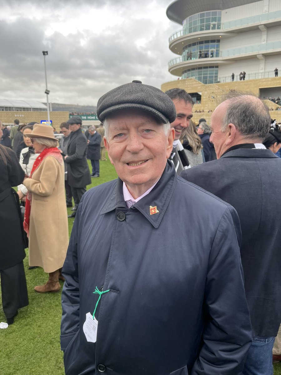 @FlannOBrienSoc Back at Cheltenham after years away, I caught up again with Charlie McCreevy, a life-long regular here. But before I could ask him about horses, he started talking about Flann - “I never knew you were such a fan, Frank”. Then he started quoting At Swim-two-birds.