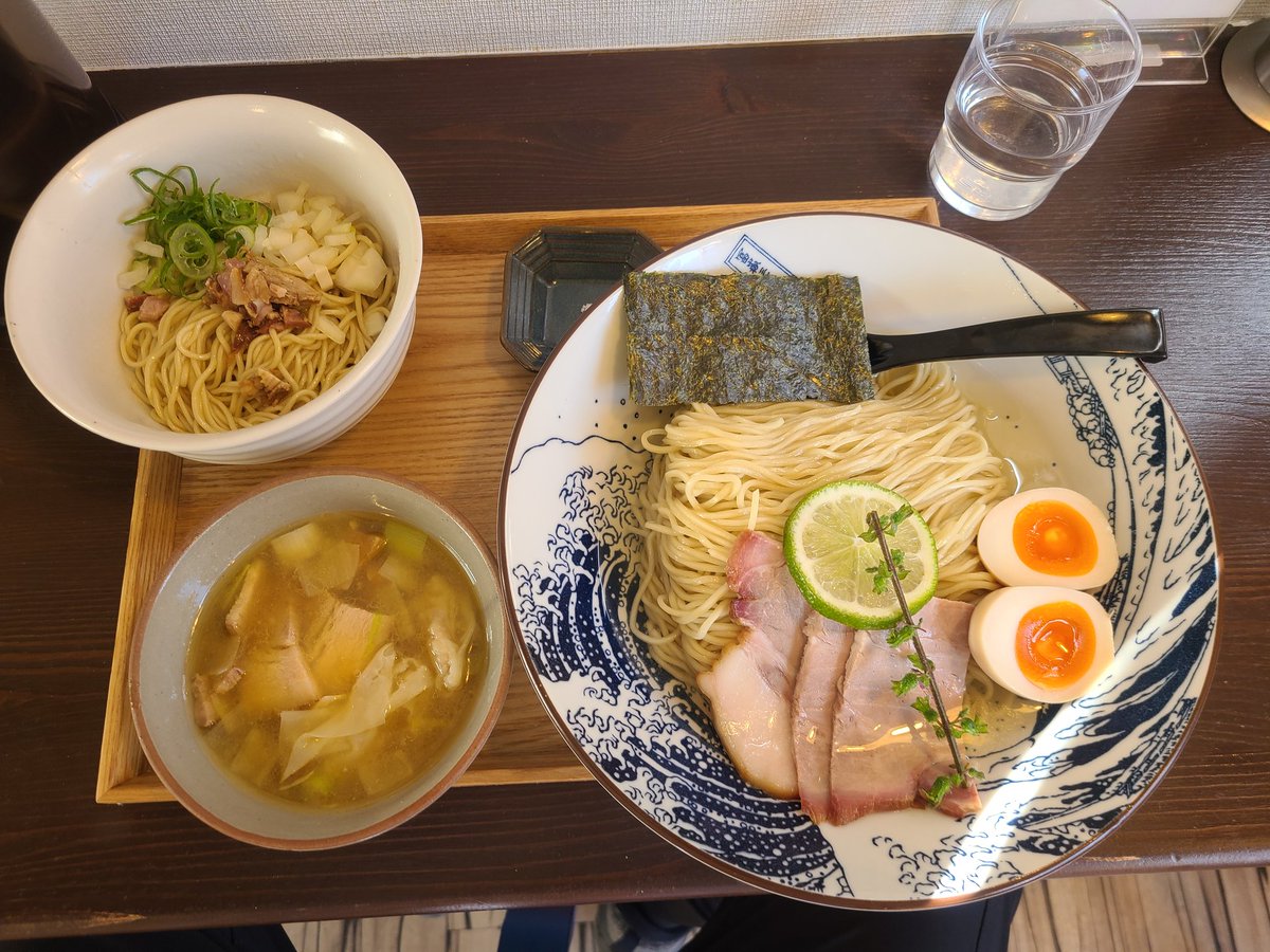 KUMAGAYA RAMEN STAND
🍜ランチセット大盛り🍜

今日みたいな暑い日は清涼感ある昆布水つけ麺に限る🍜✨
にぼさんも言ってたが硬めの細麺が🧂と合って美味いんだ💯
清湯系つけ汁も良し、🧂でも良しで2通りの楽しみ方が出来るのは️⭕️
和え玉もそのままでも️⭕️つけ汁で泳がせても️⭕️🏊‍♂️🏊‍♂️🏊‍♂️
