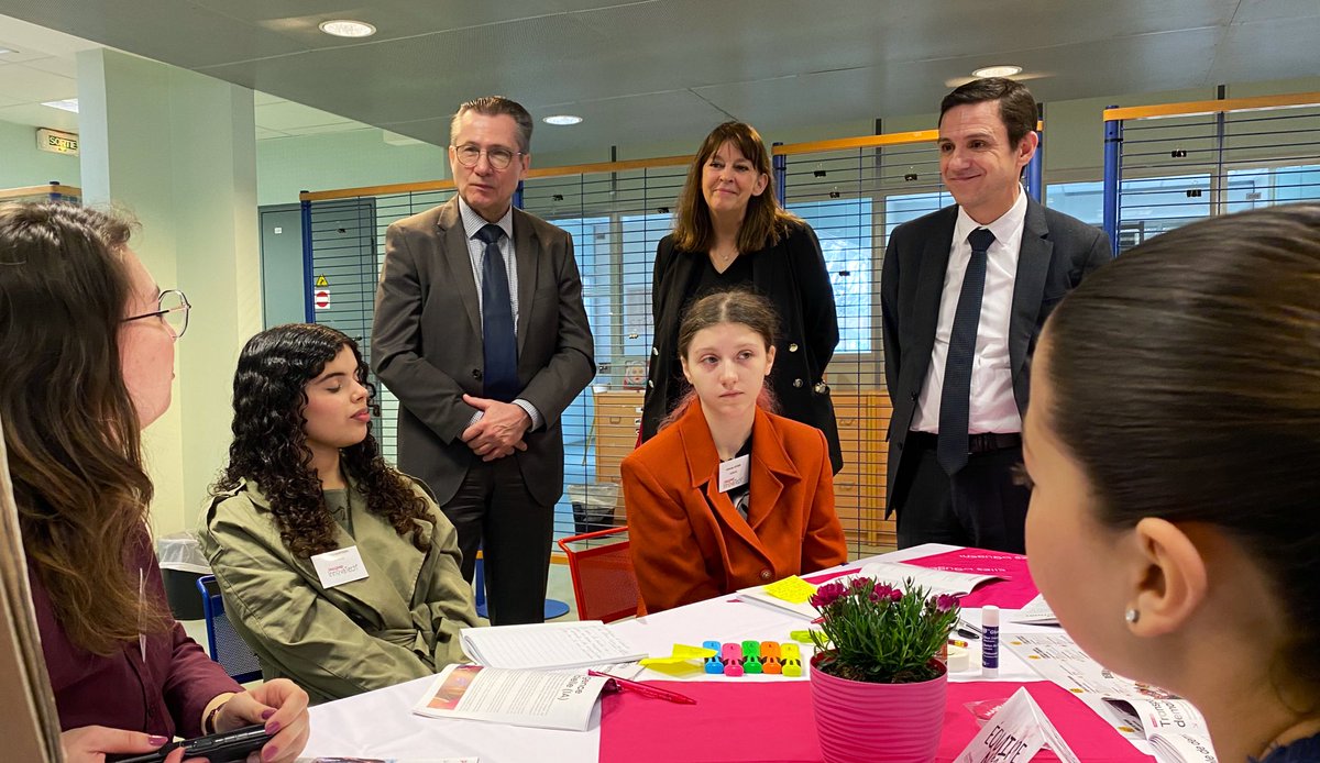 AcAmiens's tweet photo. #EgalitéFG
Visite de @PMoyarecteur au lycée Marie-Curie de Nogent-s-Oise qui participe au challenge Innovatech @Ellesbougent 👏
Ce concours permet aux lycéennes de combattre les préjugés genrés sur les métiers scientifiques &amp; de s’ouvrir à des perspectives ambitieuses de carrière https://t.co/Uj7l7YH0F5