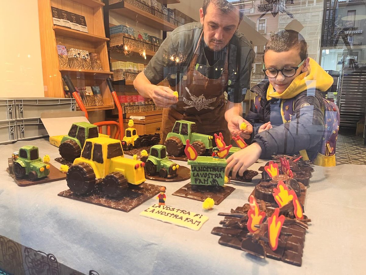 lluiscacau's tweet photo. L'última gran demostració de principis i dignitat ens l'ha fet la pagesia i la ramaderia.
La base de la nostra alimentació és maltractada reiteradament per l'agroindústria.
Tractors tallant carreteres.
Esperança, lluita i vida.
Aquesta Pasqua,més tractors.
#LaVostraFiLaNostraFam https://t.co/BF9K8HbS6d