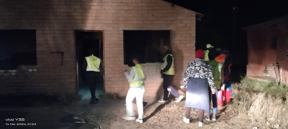 SAPoliceService's tweet photo. #sapsFS Members of Thabong Sector 4 #CPF continues through collaborative efforts to be the #EyesAndEars on the ground and ensuring safer communities through #CommunityInBlue night patrols 14/03. These patrollers were accompanied by Captain Malebo Khosana and Sergeant Ntombi Twala, #SAPS Sector Commander and Sector Managers respectively. Stop and searches were conducted focusing on knives, drugs and housebreaking implements in a bid to prevent crimes such as common robbery, house and business burglary and damaging and theft of essential infrastructure. #PartnershipPolicing #SaferCommunities ME
https://t.co/dZvfzB14QG