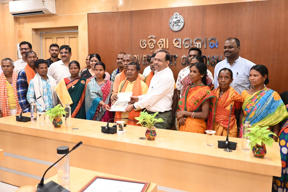 scstdevdept's tweet photo. First time in Odisha, Habitat Rights Patta for 32 villages in Barkote, Deogarh, granted to Paudi Bhuyan, a Particularly Vulnerable Tribal Group (PVTG). Chief Secretary Shri Pradeep Kumar Jena handed over the legal rights to land (Habitat Rights) under Forest Rights Act (FRA), marking a major achievement under the Mo Jungle Jami Yojana.

#Odisha #HabitatRights #Deogarh #PaudiBhuyan #ForestRightsAct #FRA #PVTG #MoJungleJami #empoweringtribalstransformingIndia #PMJANMAN 

@CMO_Odisha @MoSarkar5T @TribalAffairsIn @scstrti @saraka_fan @UNDP @UNDP_India @PMOIndia @Deogarhdistadmn @roopars