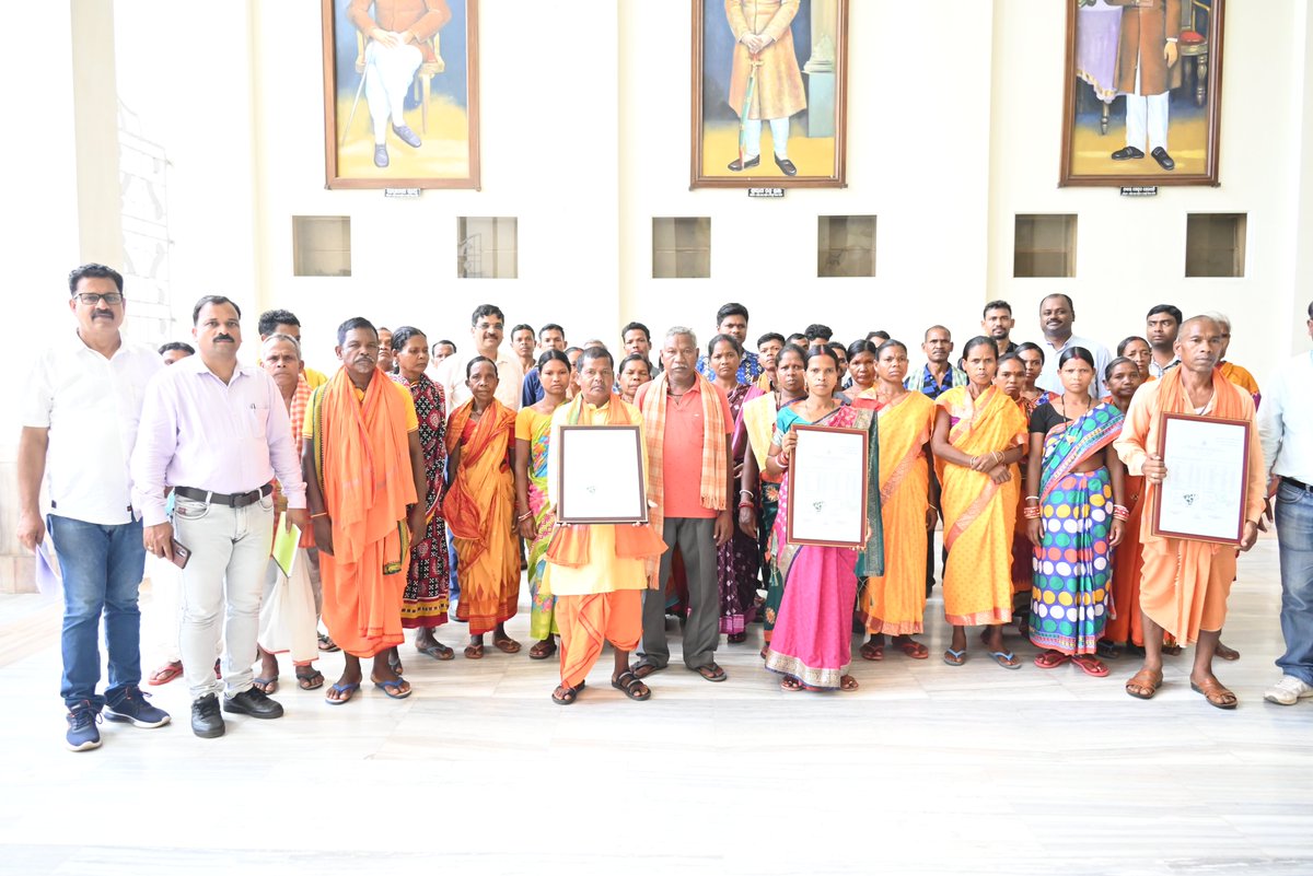 scstdevdept's tweet photo. First time in Odisha, Habitat Rights Patta for 32 villages in Barkote, Deogarh, granted to Paudi Bhuyan, a Particularly Vulnerable Tribal Group (PVTG). Chief Secretary Shri Pradeep Kumar Jena handed over the legal rights to land (Habitat Rights) under Forest Rights Act (FRA), marking a major achievement under the Mo Jungle Jami Yojana.

#Odisha #HabitatRights #Deogarh #PaudiBhuyan #ForestRightsAct #FRA #PVTG #MoJungleJami #empoweringtribalstransformingIndia #PMJANMAN 

@CMO_Odisha @MoSarkar5T @TribalAffairsIn @scstrti @saraka_fan @UNDP @UNDP_India @PMOIndia @Deogarhdistadmn @roopars