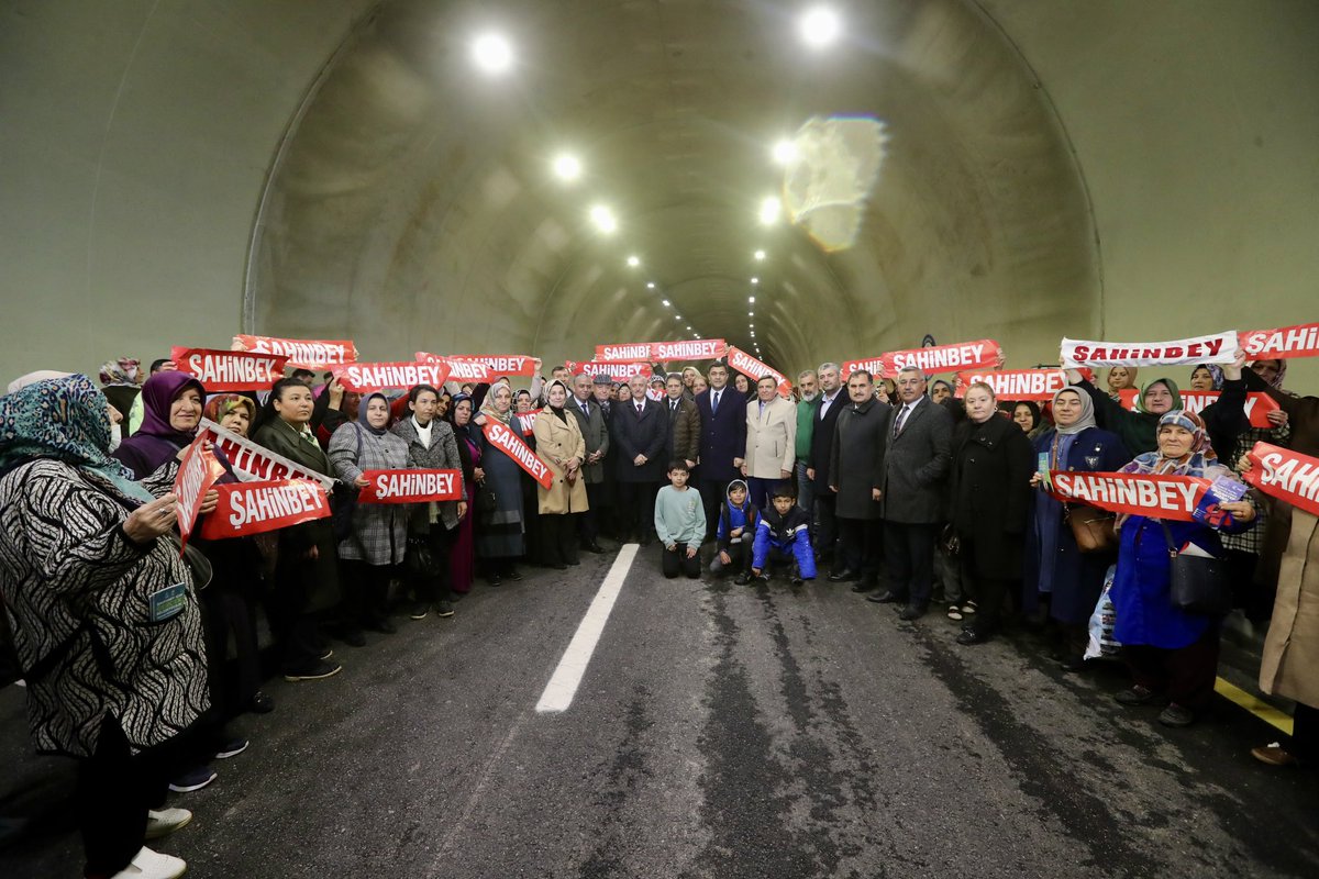 mtahmazoglu's tweet photo. Gaziantep Milletvekilimiz @AliSahin501, İlçe Başkanımız @mehmed_tiryaki, MHP Şahinbey İlçe Başkanımız Sn. @SeyitKarliSavci, Oda Başkanlarımız ve vatandaşlarımızın katılımı ile Şahinbey Belediyesi 100. Yıl Tünelleri'mizin trafiğe açılışını gerçekleştirdik.

Şehir merkezindeki trafik yükünü büyük ölçüde rahatlatacak tünellerimiz #TürkiyeYüzyılı'na hayırlı olsun.🇹🇷

#Şahinbey #Gaziantep
#GerçekBelediyecilik