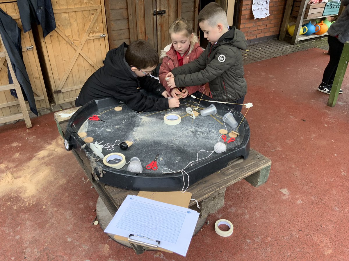Pupils enjoyed exploring the outdoors yesterday where they investigated minibeats and worked collaboratively to build a bridge using a range of materials #scienceweek 🔬🥼@NantYParcSchool