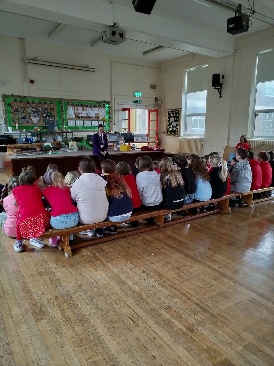 Year 6 preparing for their transition into year 7 with a visit from Miss Davies from @ebbwfawr this morning. An important time for our oldest learners in their learning journey 🏫👍🏼 @GlyncoedP @JoanneWeightman #GPSREACH