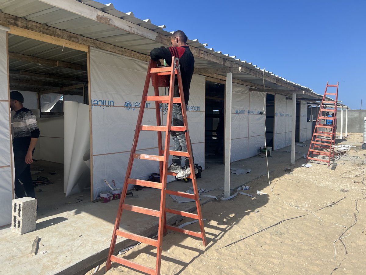 🛠🏥Using timber from destroyed buildings, our medics in #Gaza have constructed a makeshift hospital – built in only 10 days - to treat the ill and injured, while waiting for the UK-Med field hospital to arrive. The team are seeing more than 100 patients per day at this facility.