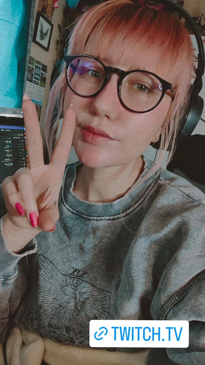minasawi's tweet photo. Bin wieder livee, schaut doch gern vorbei ✨ heute geht's weiter mit der succubus Zeichnung und Sherlock Mina ist später wieder unterwegs ✨💖 https://t.co/6D3u7iIGx4 https://t.co/hvmjfSDJaO