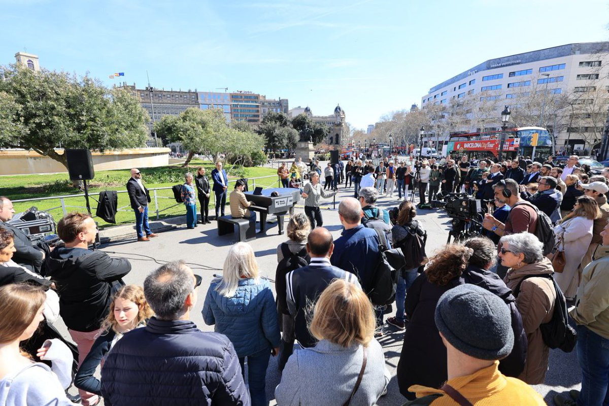 Bcn_Eixample's tweet photo. ☀️🎹 Has vist el piano de cua solar sostenible que s'ha instal·lat a la plaça de Catalunya? Està a disposició de qui el vulgui tocar!

👉 És una iniciativa del @mariacanals_bcn, en el marc de les activitats de l'#OFFConcurs.

Coneix-ne tots els detalls
ℹ️https://t.co/mPZVkRwsF4 https://t.co/txcOmAkfRu