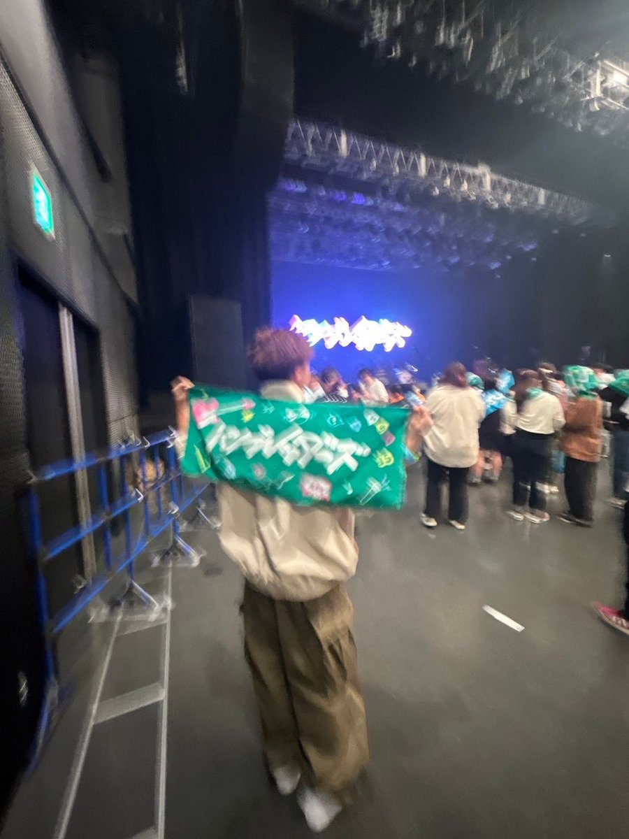 com_kimagure's tweet photo. 放課後Jタイム 〜15th Special〜
 高校3年間でやっと初参戦！
ついついグッズもいっぱい買っちゃったよねって話。 Liveの内容なんて言う必要もなしでもう最高。ウキさんの👍のファンサに痺れました。ありがとうございます。
次は5月のZeppで🫡
#ハンブレッダーズ 
#ukicaster https://t.co/eEOBbcovCr