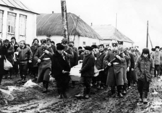 ChroniclesKiev's tweet photo. Kursk, primavera 1980.
Uno dei primi carichi 200 dall'Afghanistan.
Guarda questa foto.
Strada sterrata fatiscente. Tetto di paglia. Gente mal vestita.
Una guardia d'onore.
Questa è e sarà sempre la Russia: uno stato che calpesta un paese in rovina.
#StoPutin #Russian #Russia https://t.co/TiqvZxavms