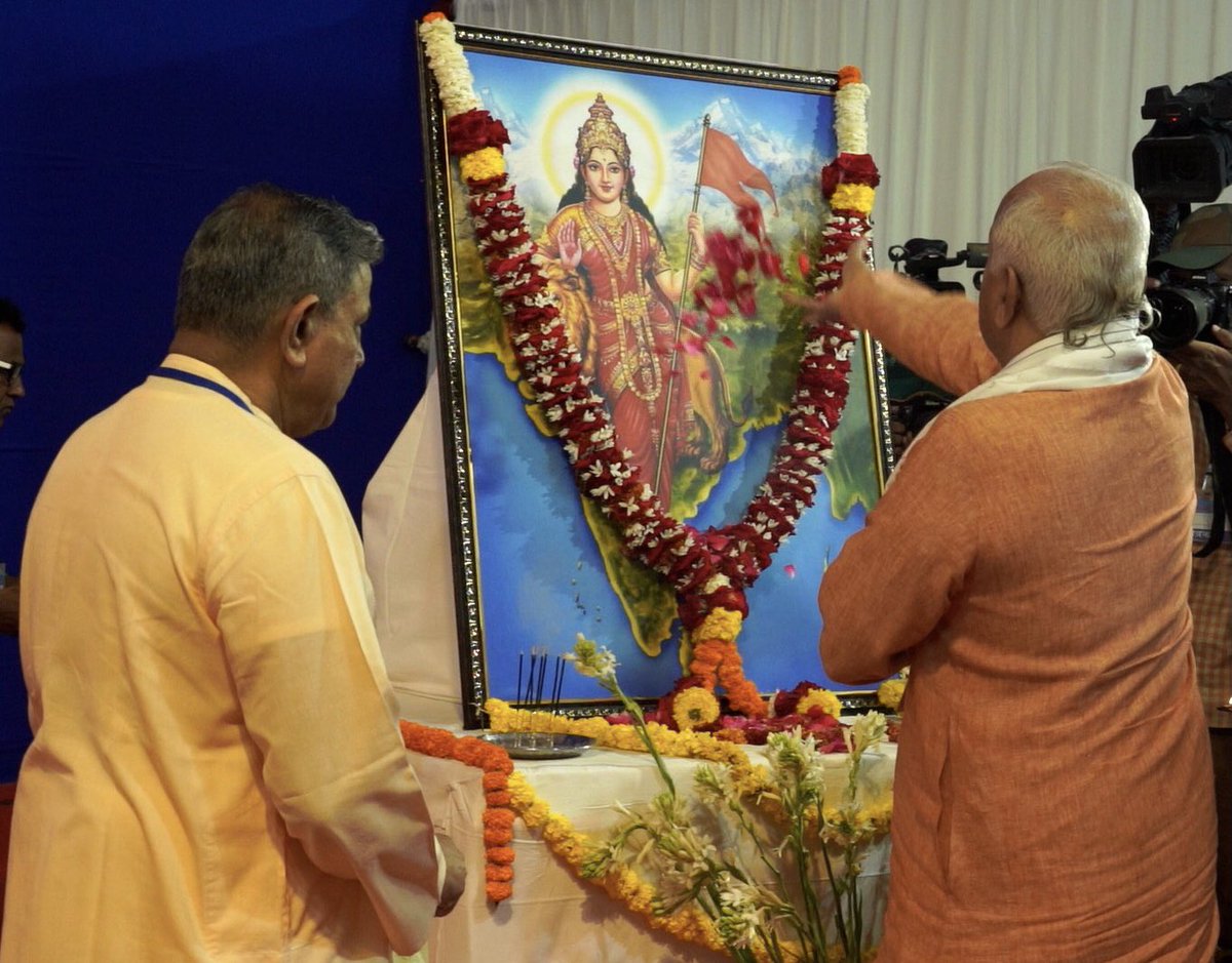 RSSorg's tweet photo. राष्ट्रीय स्वयंसेवक संघ की अखिल भारतीय प्रतिनिधि सभा बैठक का शुभारम्भ पूजनीय सरसंघचालक डॉ. मोहनजी भागवत और माननीय सरकार्यवाह श्री दत्तात्रेय होसबाले जी ने भारत माता के चित्र पर पुष्पार्चन करके किया। इस वर्ष बैठक का आयोजन नागपुर (महाराष्ट्र) में रेशिम बाग, स्मृति मन्दिर परिसर में 15-17 मार्च तक किया गया है। बैठक में सभी 45 प्रांतों से 1500 से अधिक कार्यकर्ता उपस्थित हैं।
