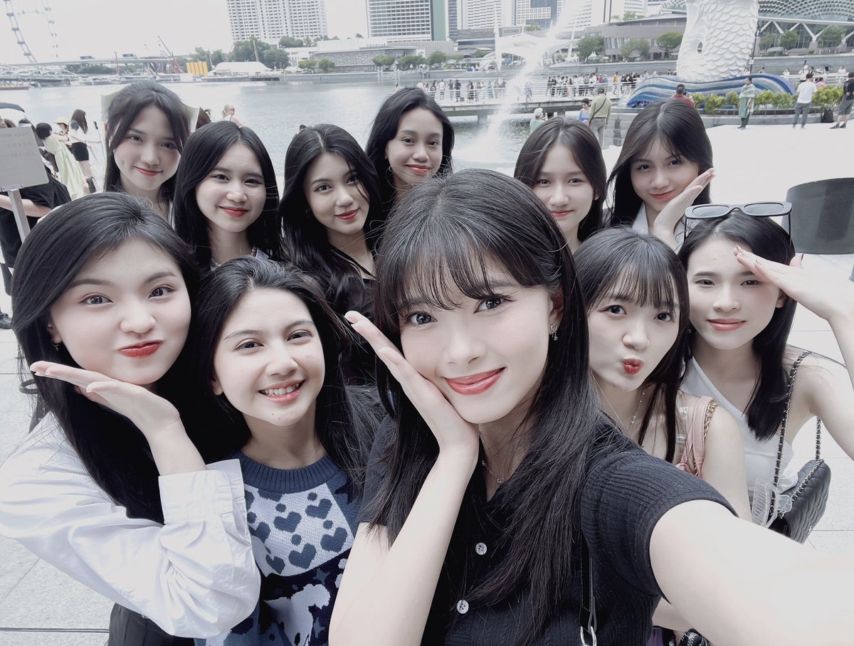 A_FionyJKT48's tweet photo. Bersama adik-adik!! 🥰 https://t.co/BDVdEeoYX0