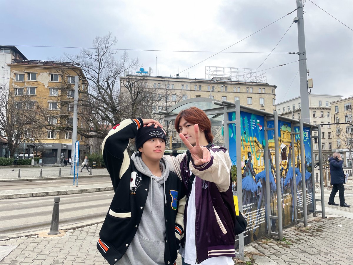TRENDZ_OFFCL's tweet photo. [📷]

??? : 조별로 돌아다니다가 3시까지 시계탑 앞으로 모여...

#TRENDZ #트렌드지 https://t.co/qOnhcIAnlw