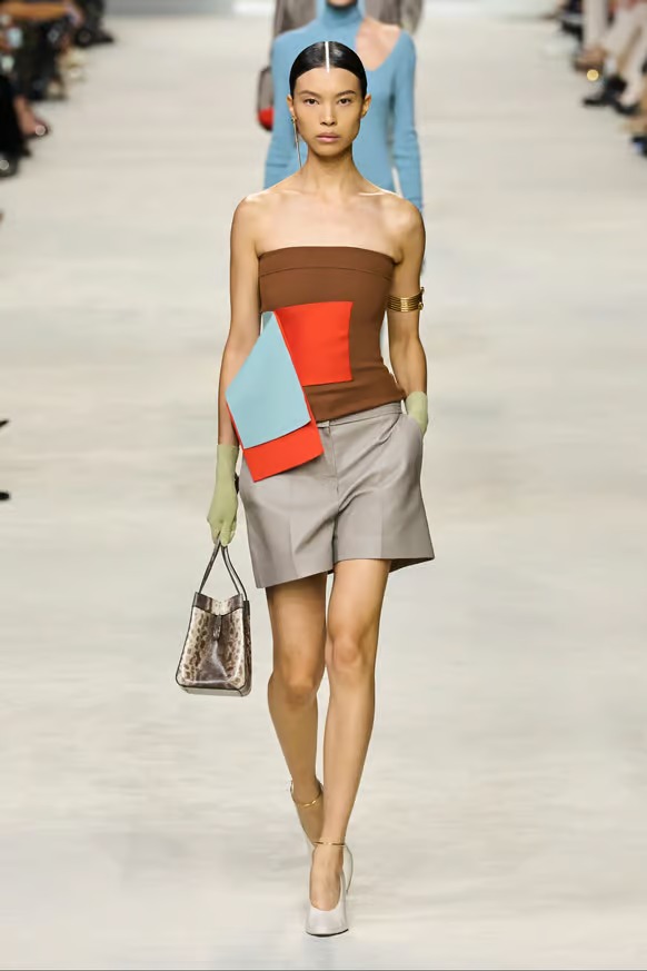 ursulaunaula's tweet photo. Diane Chiu/Fendi ss24  #runway #fashion #fashionstyle https://t.co/d3E3AM1sZU