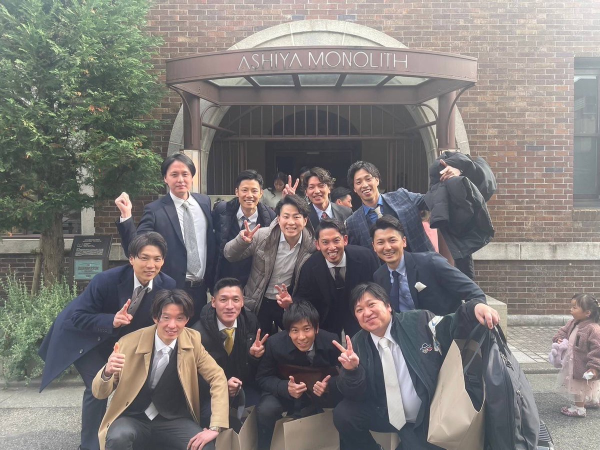 terashiga_ka's tweet photo. 先日大学時代の友達の結婚式に行ったんですが、私、イケイケグループに飼われてるブタでした。15年前に気付くべきでした。さっさん、おめでとう🎊 https://t.co/Z9zvHYFa5Y