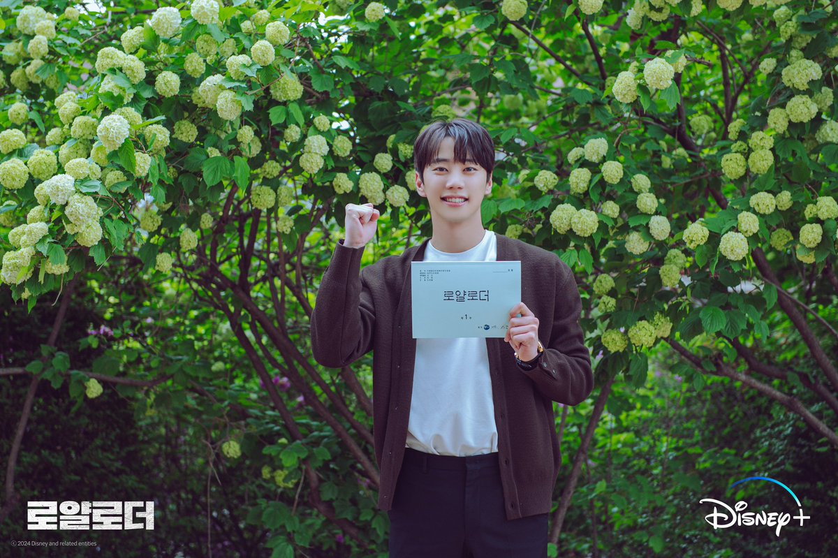BILLIONS_ent_'s tweet photo. [📺] #이준영

< #로얄로더 > 비하인드 스틸 공개📸

훈훈+설렘 케미 폭발하는
현장 속 반전 매력의 '강인하' 

매주 수요일 오후 4시
오직 #디즈니플러스 에서🙌🏻

<사진 출처 : 월트디즈니 컴퍼니 코리아>

#LEEJUNYOUNG
#DisneyPlusKR #TheImpossibleHeir
#블레이드엔터테인먼트 #BLADEentertainment https://t.co/ZzJlUIxNct