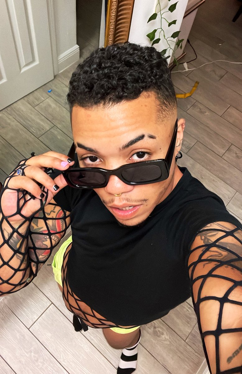 Knee deep in my 😈 twink era I fear