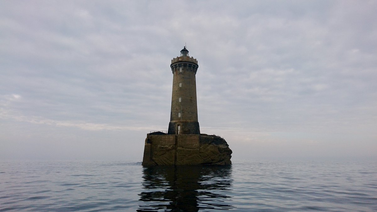 💡Il y a 150 ans aujourd’hui, le 15 mars 1874, était allumé le #phare du Four! 🎂

Et ça fait 150 ans que le Four encaisse les vagues de la Mer d’Iroise. Souvent pour le plus grand bonheur des photographes. 

Et parfois pour le plus grand malheur de ses gardiens.

[THREAD] ⤵️⤵️⤵️