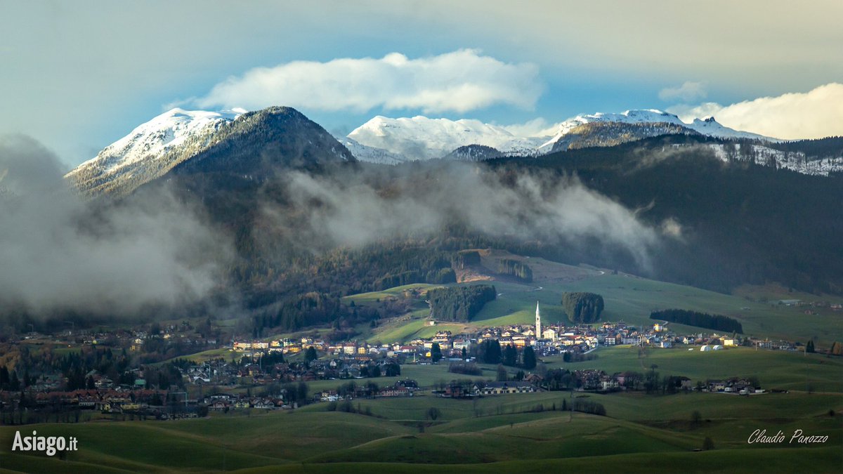 AsiagoIt's tweet photo. Un #buongiorno perfetto comincia con uno paesaggio altopianese mozzafiato! 😉 E allora per voi uno speciale ritratto di #Camporovere: così domenica sera dopo la pioggia il sole baciava il paese e la #neve scesa in quota. 😍
#Asiagoit #altopianodiasiago #Roana https://t.co/QdojIZvVP0