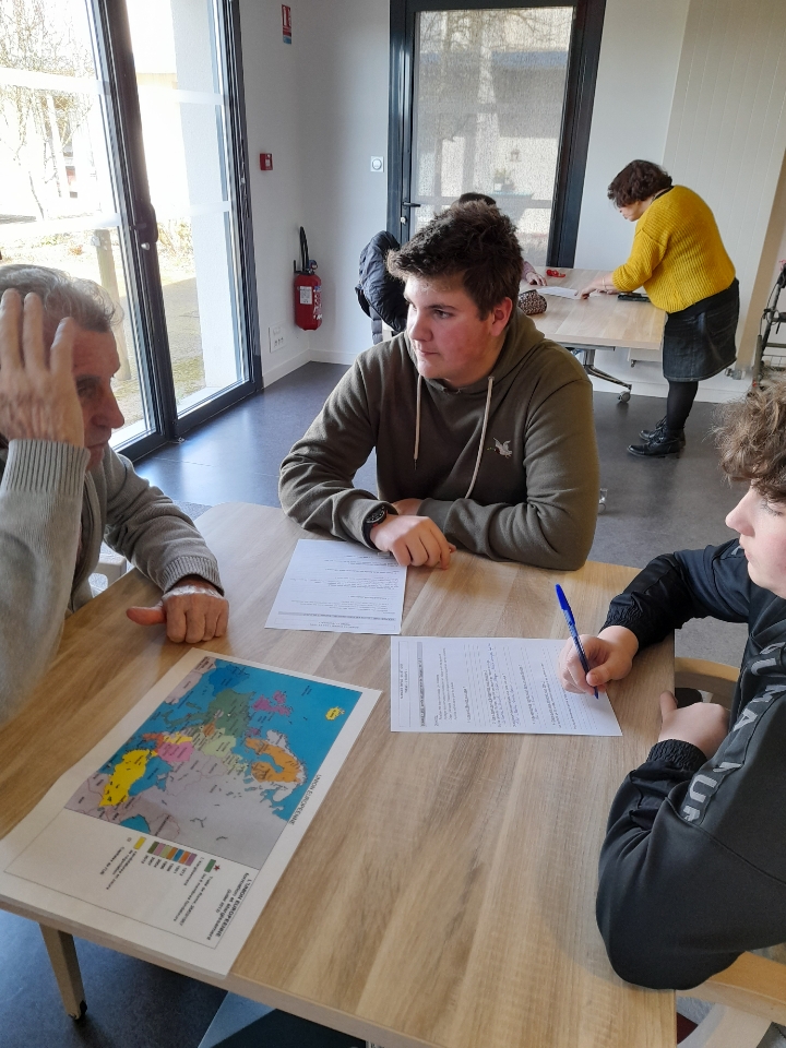 LouisMerle79's tweet photo. Encore un bel après-midi à La croisée des Mémoires pour les 3e de Louis Merle et les résidents de l'EHPAD de Secondigny, sur le thème de l'Europe #intergeneration #parcourscitoyen cc @DSDEN79 @DeuxSevres @PoleVDRpoitiers https://t.co/heb1xQyrx4
