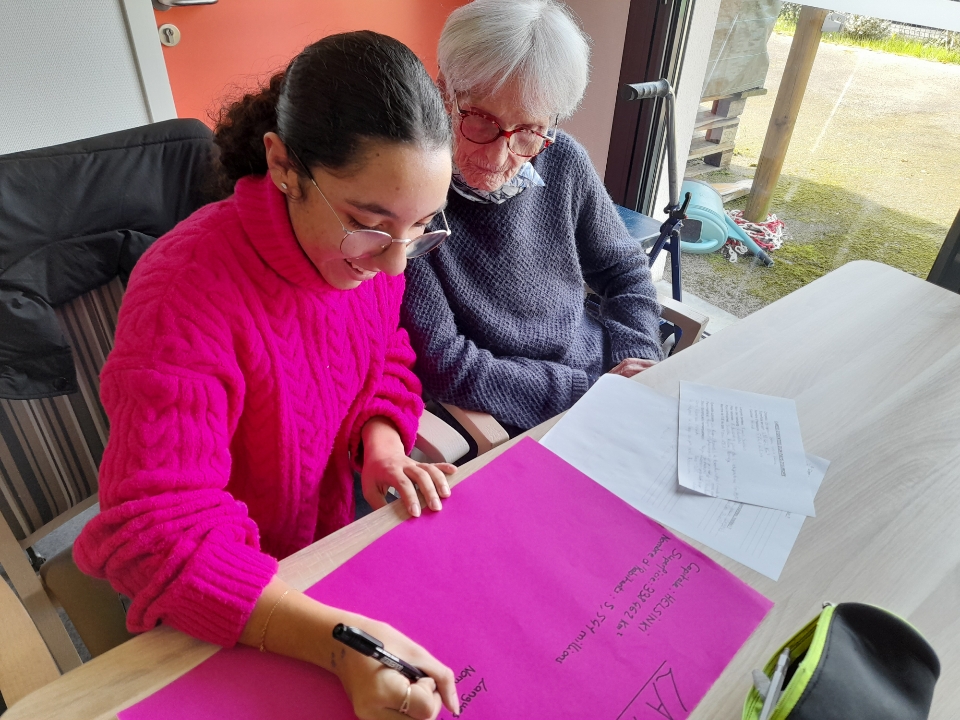 LouisMerle79's tweet photo. Encore un bel après-midi à La croisée des Mémoires pour les 3e de Louis Merle et les résidents de l'EHPAD de Secondigny, sur le thème de l'Europe #intergeneration #parcourscitoyen cc @DSDEN79 @DeuxSevres @PoleVDRpoitiers https://t.co/heb1xQyrx4