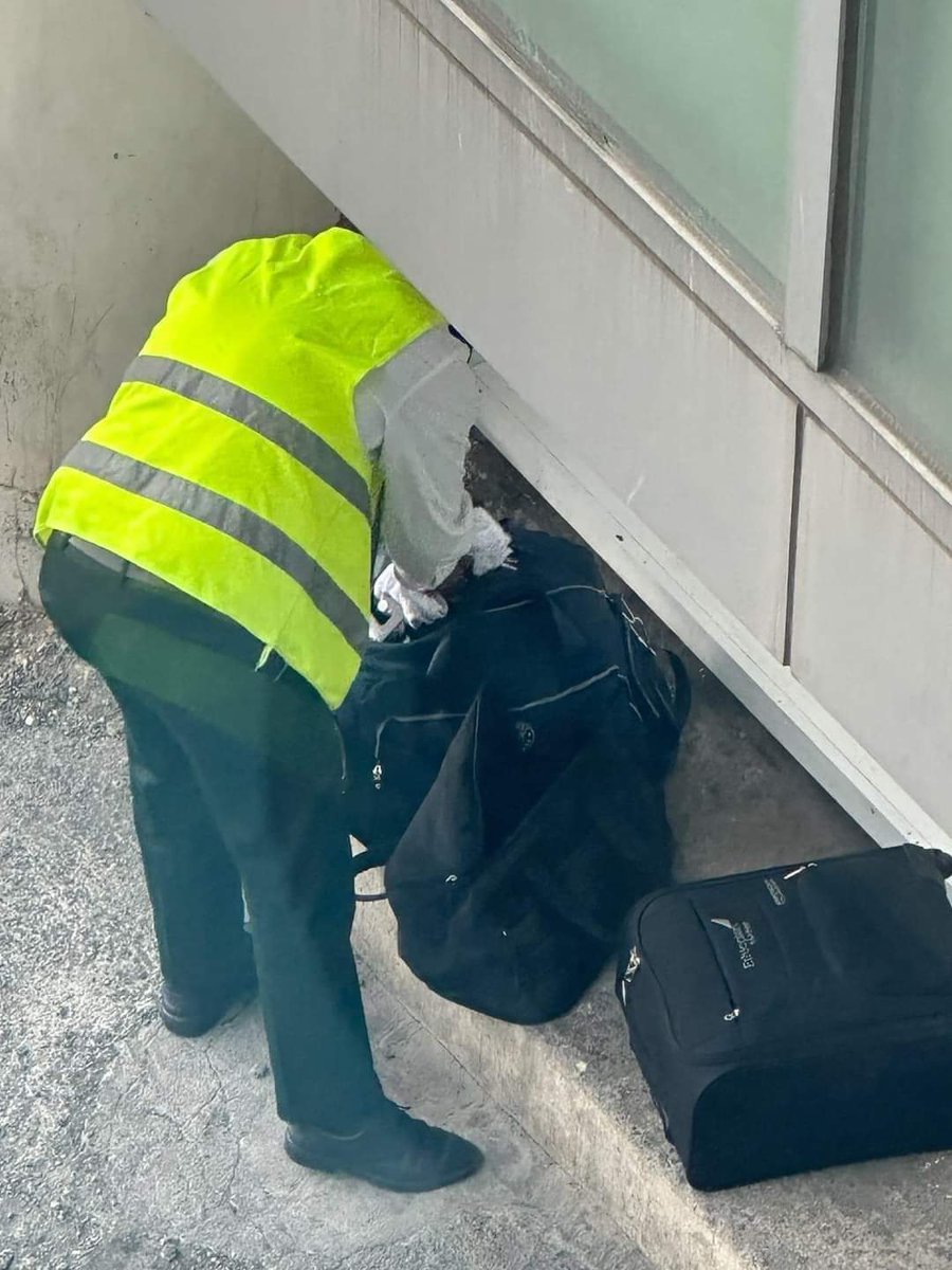 mimeaddis's tweet photo. ethiopian  airlines crew is clearly being captured stealing from passengers.
@flyethiopian https://t.co/reBon52Hji