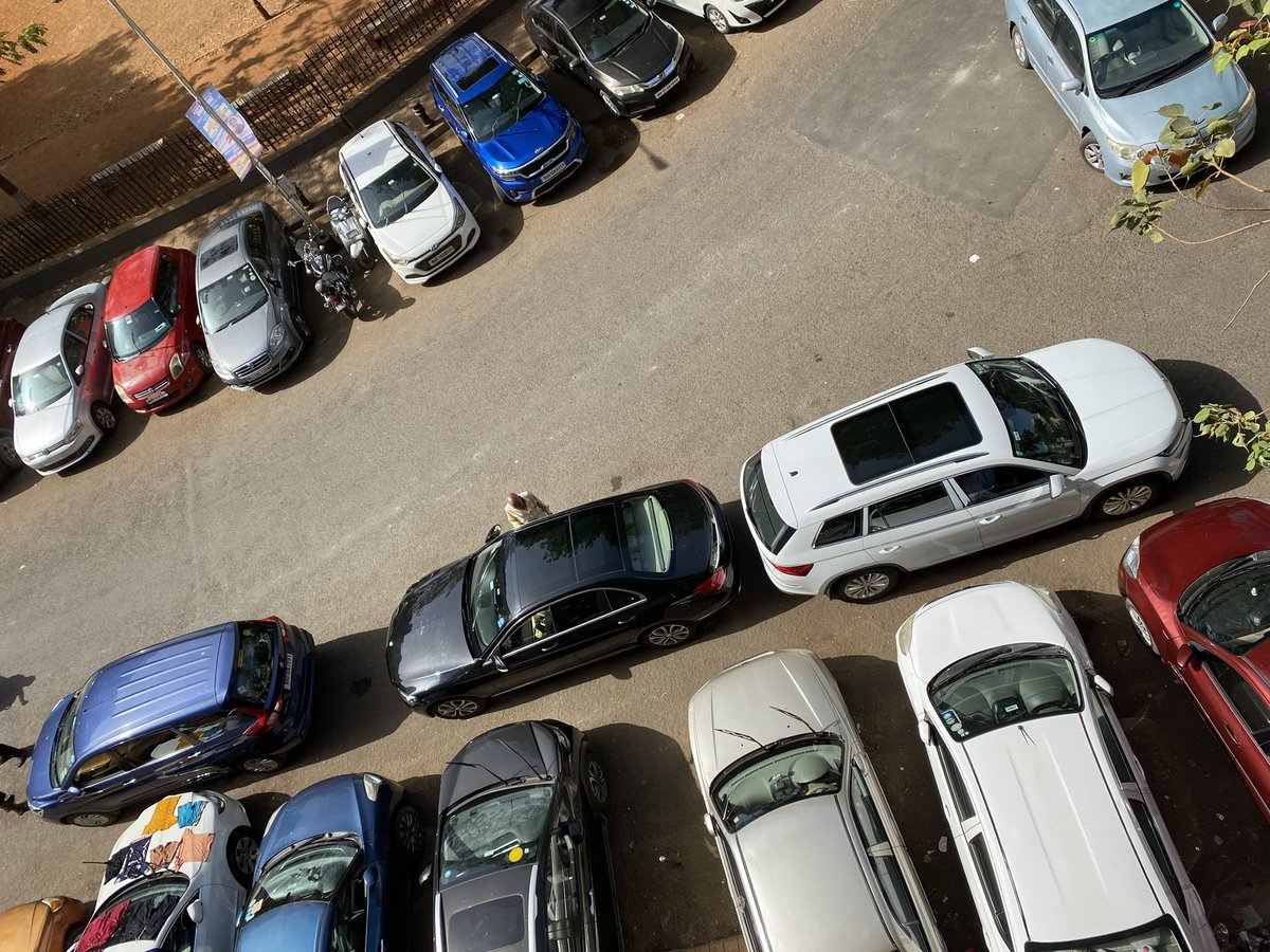 GowaliaTank2636's tweet photo. #ZEROcontrol @MTPHereToHelp and #Tardeo Traffic. #Mumbai’s best at #NoAxtion — 1 Tejpal Rd, Gowalia Tank, Tardeo, 400026 @MumbaiPolice @CPMumbaiPolice @DGPMaharashtra @MahaDGIPR Does you staff who we we pay your salary from our #tax does nothing. https://t.co/8NtSTZGdLQ