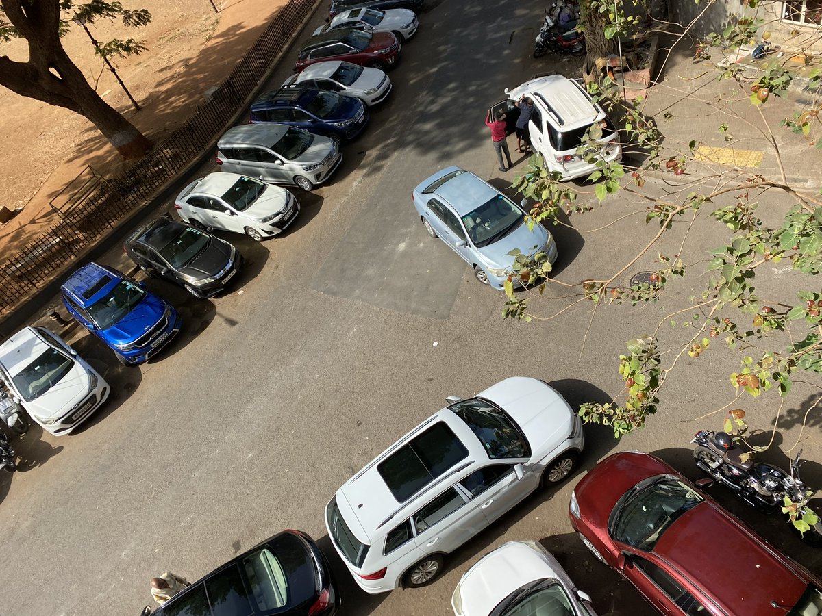 GowaliaTank2636's tweet photo. #ZEROcontrol @MTPHereToHelp and #Tardeo Traffic. #Mumbai’s best at #NoAxtion — 1 Tejpal Rd, Gowalia Tank, Tardeo, 400026 @MumbaiPolice @CPMumbaiPolice @DGPMaharashtra @MahaDGIPR Does you staff who we we pay your salary from our #tax does nothing. https://t.co/8NtSTZGdLQ